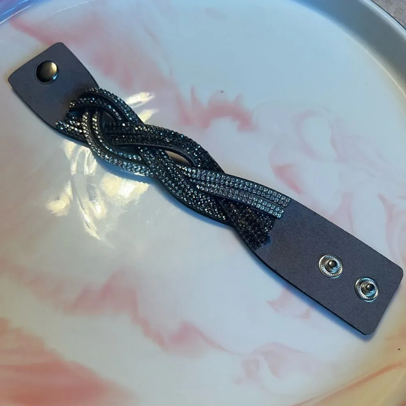 VQ Rhinestones Bracelet - Picture 4 of 4